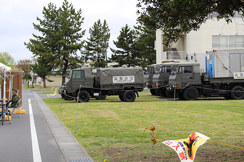 陸上自衛隊土浦駐屯地で待機中の災害派遣のトラック。