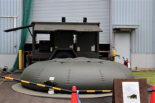 陸上自衛隊霞ヶ浦駐屯地での災害派遣の野外入浴セット２型の展示。
