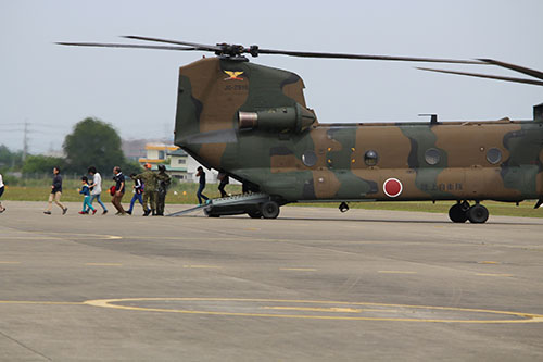 霞ヶ浦航空学校での輸送ヘリ「CH-47チヌーク」体験試乗。