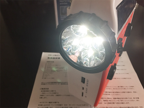 前面を照らすライトは5LEDで足元を照らすのには十分な照度