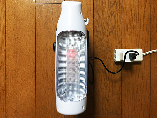 充電中はランタン側に赤い十字のLEDランプが点灯