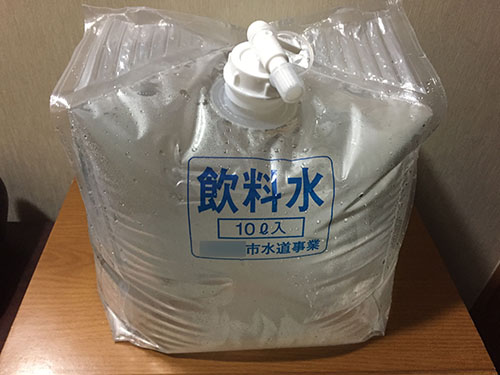 市から各世帯10リットルの水が配達